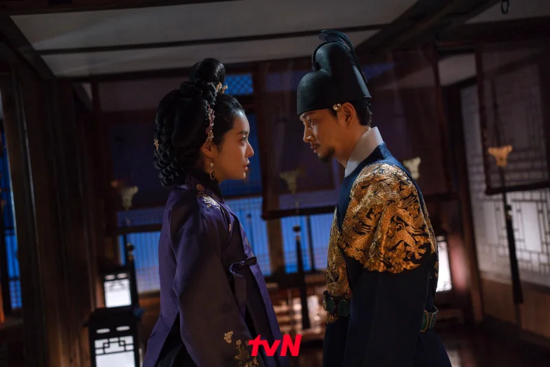 드라마 원경에서 서로 마주보고 있는 차주영, 이현욱