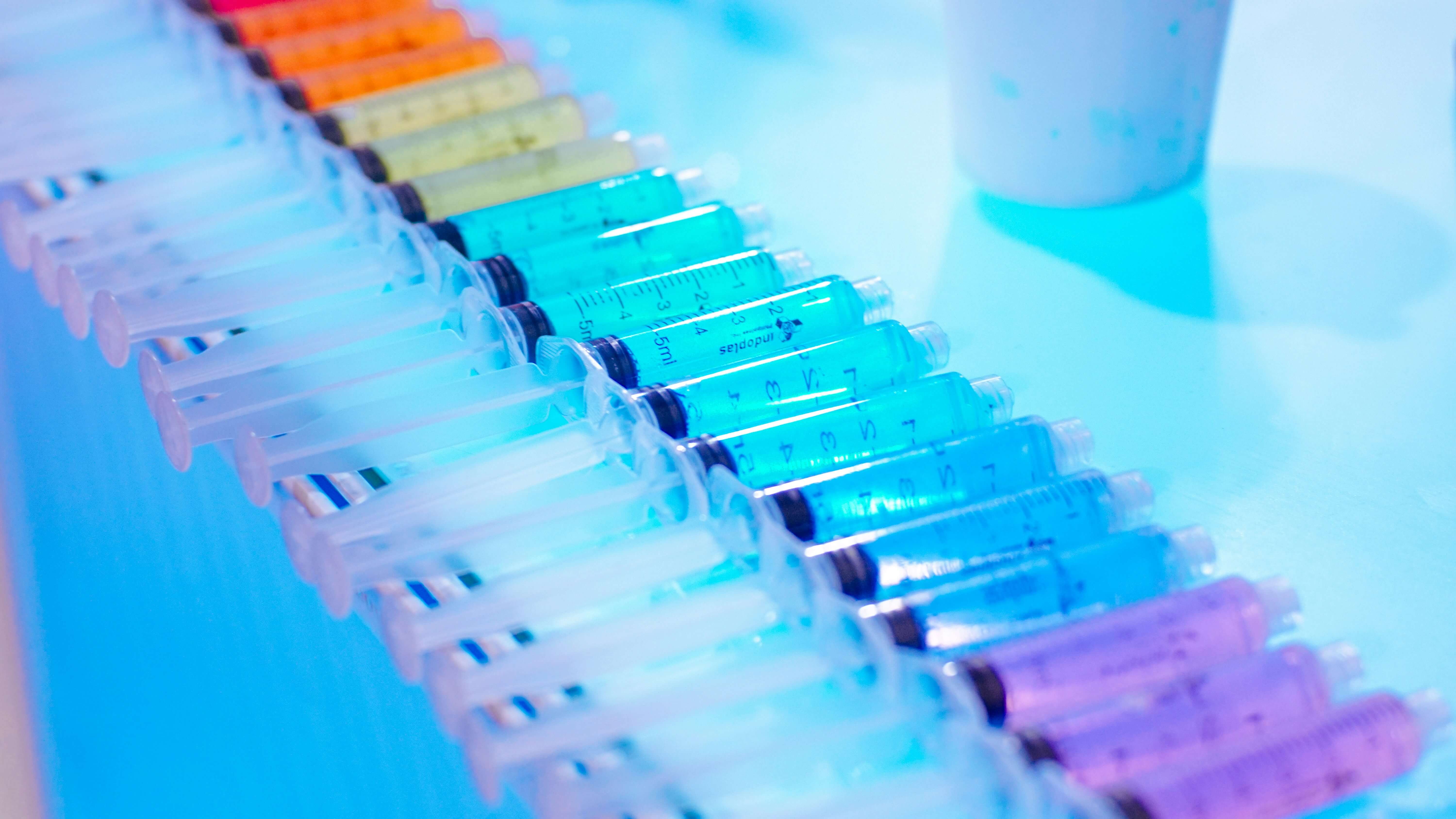 나이아신아마이드, 펩타이드: 2026년 주목해야 할 핵심 뷰티 성분 분석 (나이아신아마이드, 펩타이드, 스킨케어 성분)