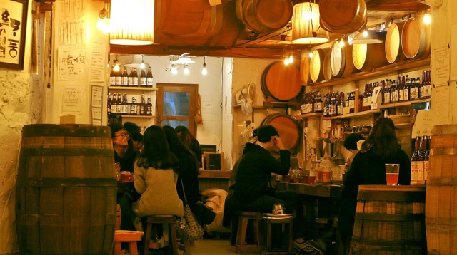 전통주 병을 살펴보는 참가자