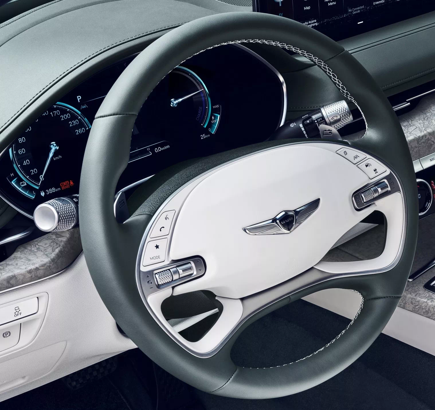 운전대에 달린 패들 시프트로 회생 제동 감도를 조절합니다.