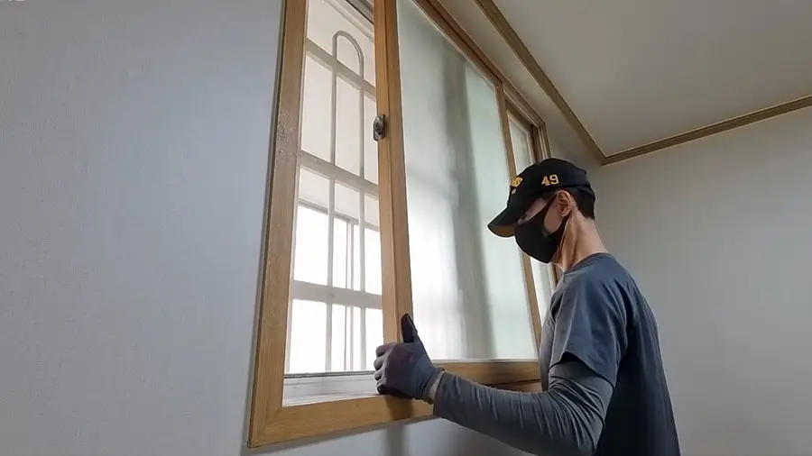 창문 빼는 모습