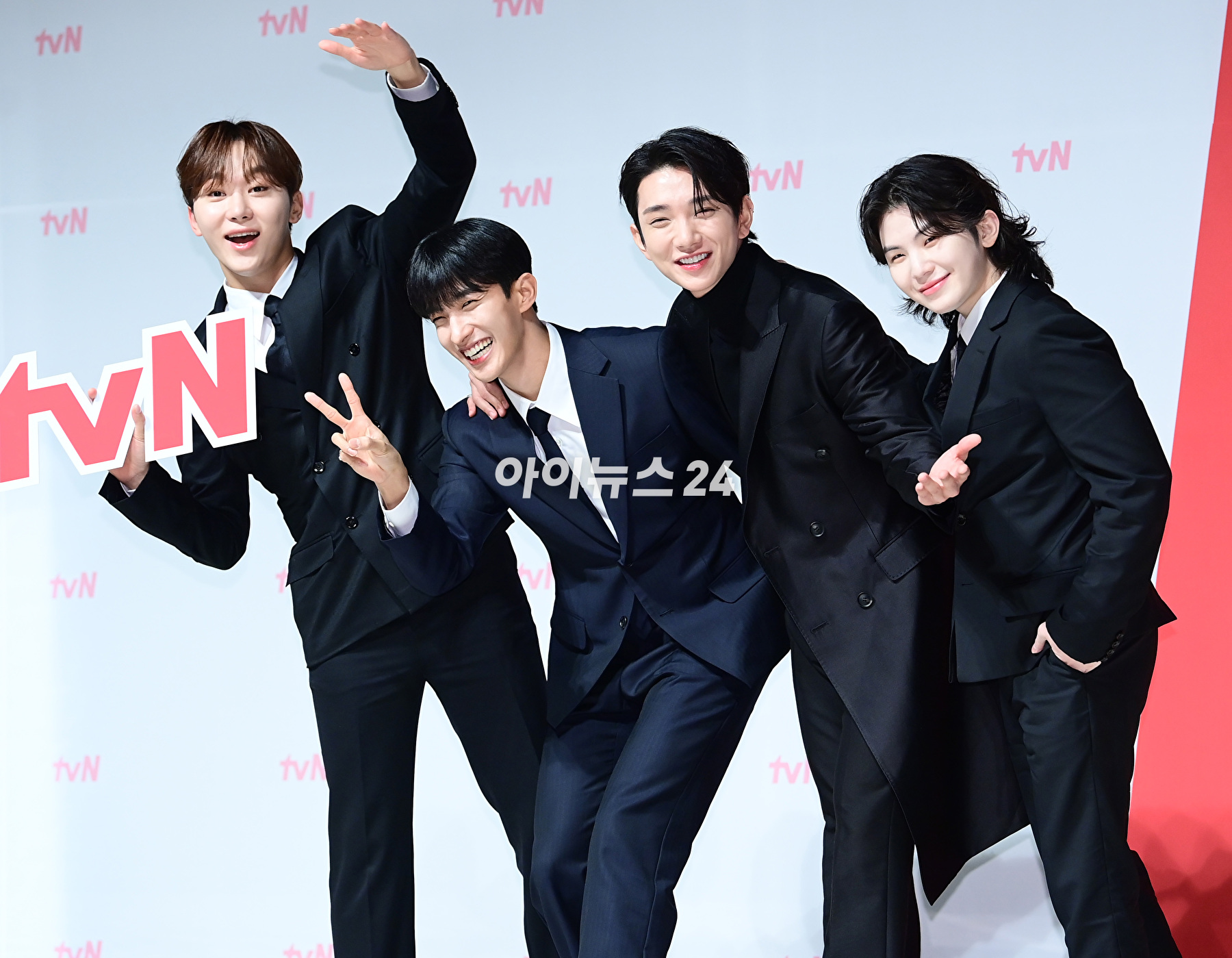 세븐틴 승관&#44;도겸&#44;죠슈아&#44;우지가 3일 오후 서울 논현동 엘리에나 호텔에서 열린 tvN &#39;나나투어 with 세븐틴&#39;(연출 나영석) 제작발표회에 참석하고 있다. [사진=정소희 기자]