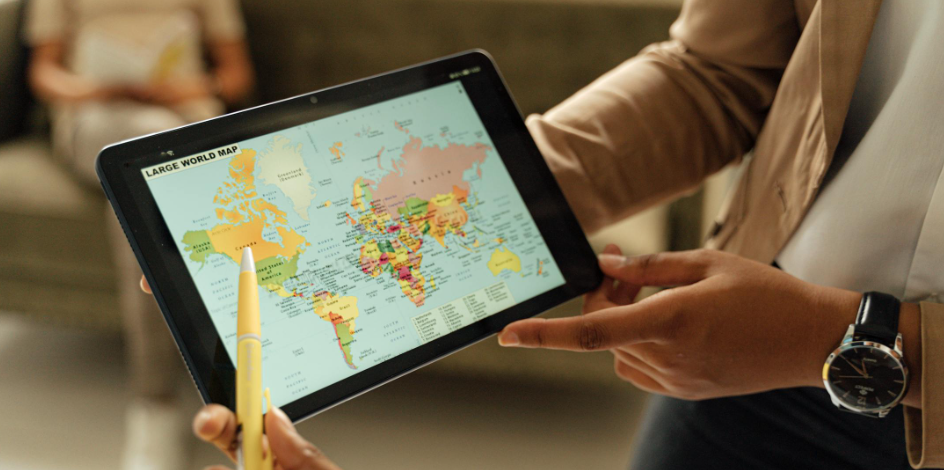 세계지도가 있는 테블릿 사진