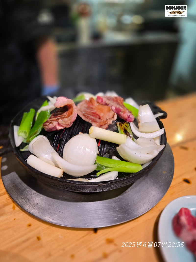 징기스칸 다루마 가게 내부 다찌 불판위에서 야들야들하게 고기와 야채가 구워지고 있다.