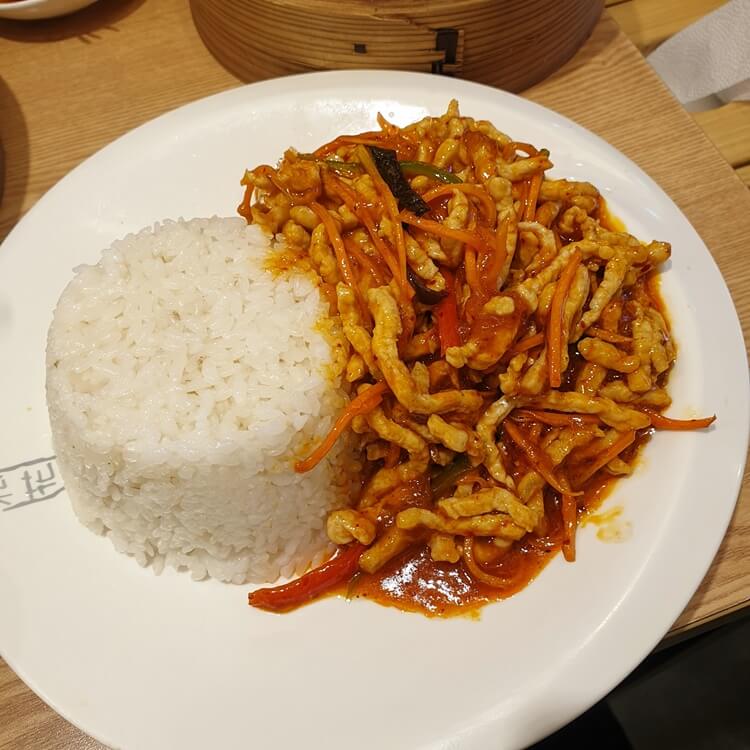 건대-송화산시도삭면-어향육슬덮밥은-반찬이-밥-위에-없고-왼쪽에-흰밥이-오른쪽에-놓여있다-어향육슬에는-채썬-돼지고기와-당근-피망이-있다