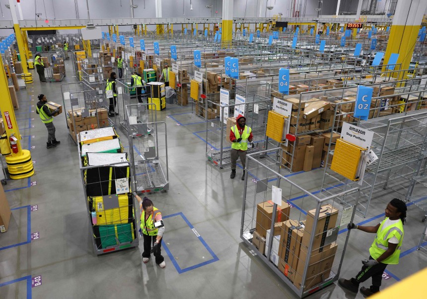 아마존 직원들이 2022년 11월 28일 조지아주 알파레타의 아마존 배송 스테이션에서 작업하고 있다.