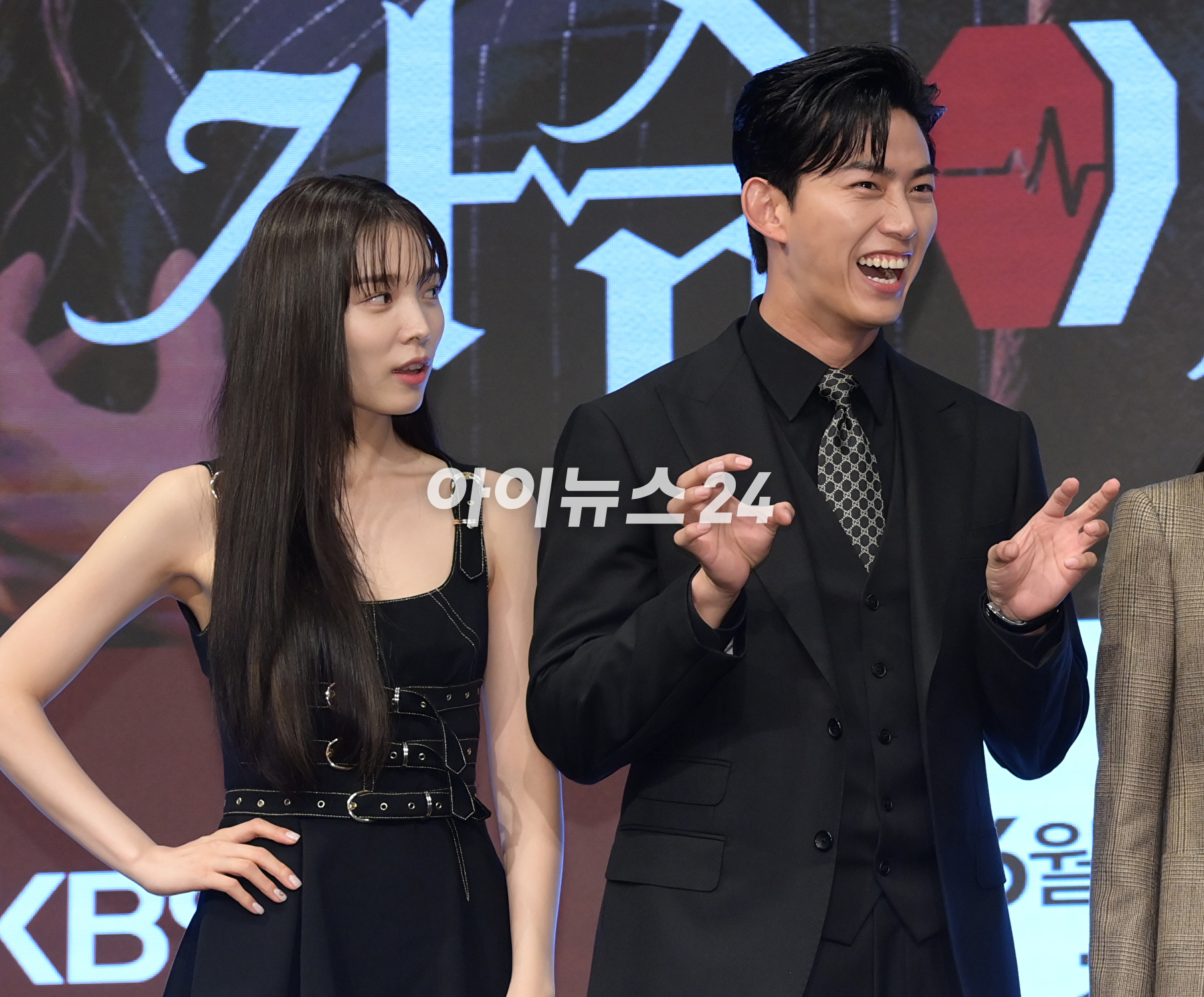 배우 윤소희와 옥택연이 26일 오후 서울 구로구 신도림동 더세인트에서 열린 KBS 2TV 새 월화드라마 '가슴이 뛴다' 제작발표회에 참석하고 있다. [사진=정소희 기자]