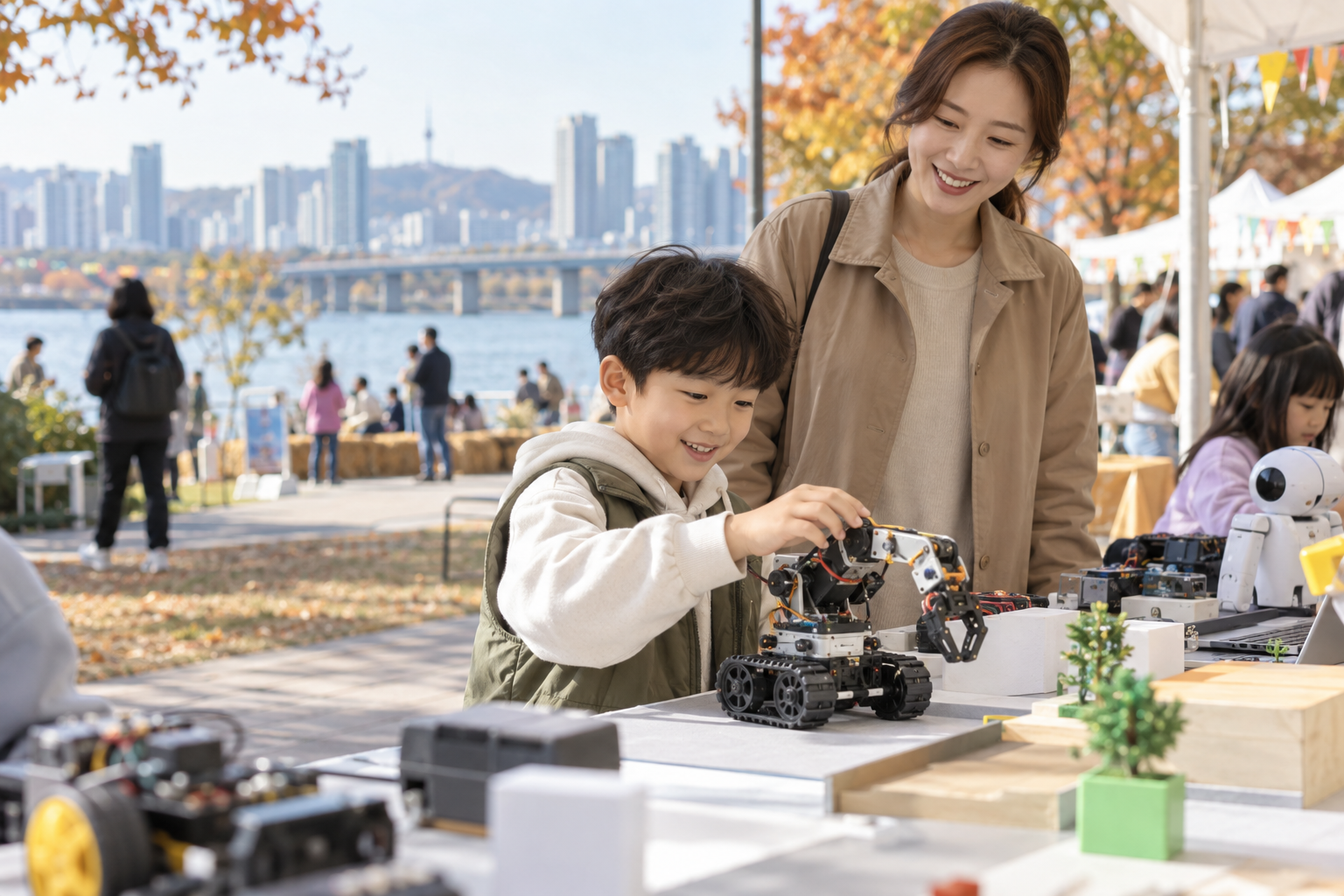 아이가 보호자와 함께 야외 로봇 체험에 참여하는 모습