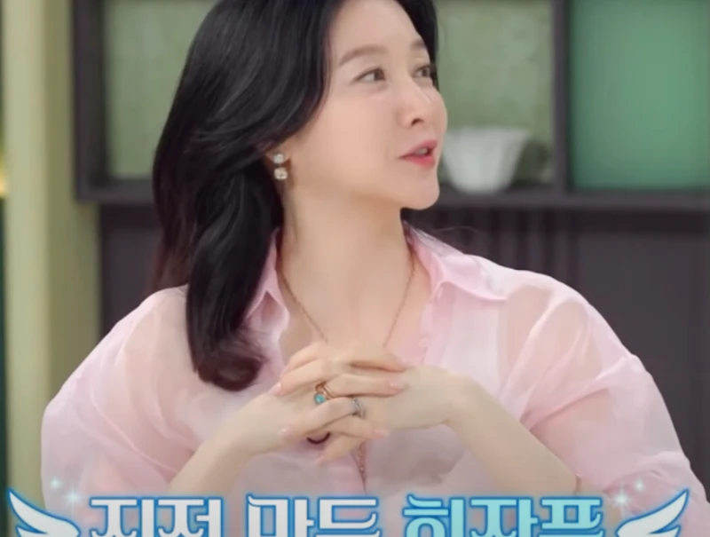 냉부해 이영애 목걸이&#44; 냉장고를 부탁해 이영애 목걸이&#44; 이영애 명품 목걸이&#44; 이영애 패션&#44; 이영애 포멜라토&#44; 이영애 주얼리&#44; 이영애 목걸이 브랜드&#44; 불가리 목걸이&#44; 반클리프 아펠 목걸이&#44; 셀럽 목걸이 스타일&#44; 여배우 목걸이&#44; 2025 주얼리 트렌드&#44; 이영애 냉장고를 부탁해&#44; 명품 하이엔드 목걸이 추천