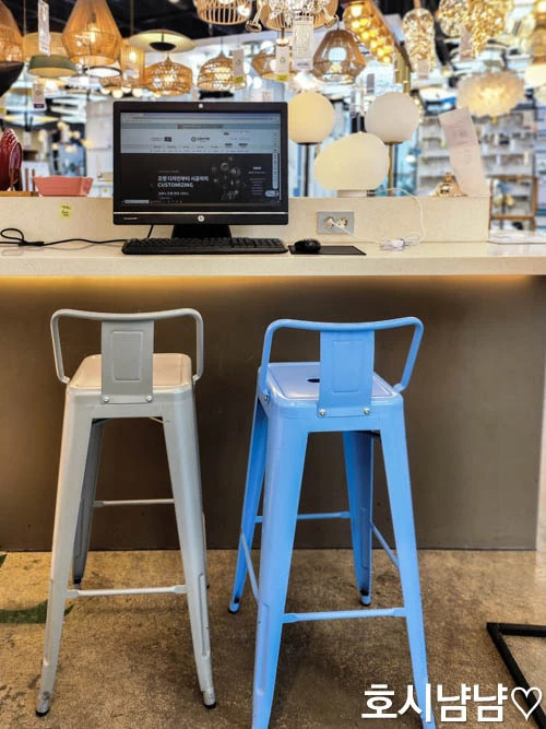 프로라이팅 쇼룸 고객용 PC 좌석 – 조명 제품 검색 및 주문 링크 확인 공간