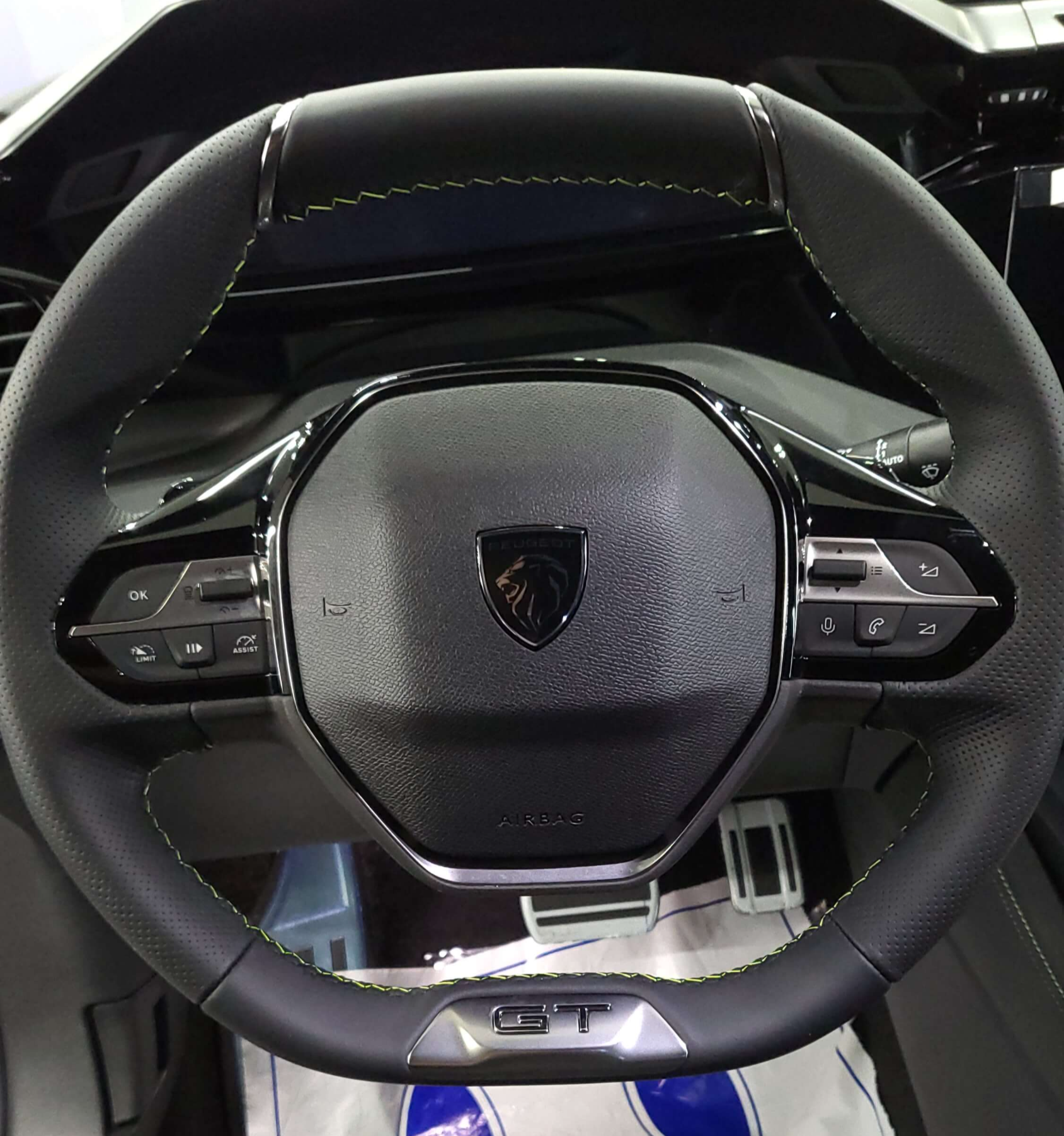 푸조 408 스티어링휠