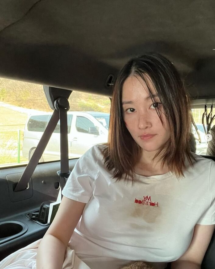 자동차에앉아있는-긴머리여성의모습