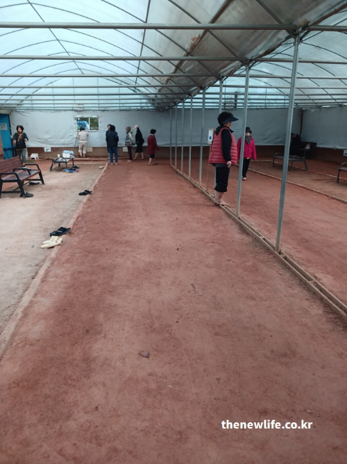 겨울철에도 이용 가능한 구리 장자호수공원 실내 황톳(토)길 맨발 걷기 장소의 전체 전경