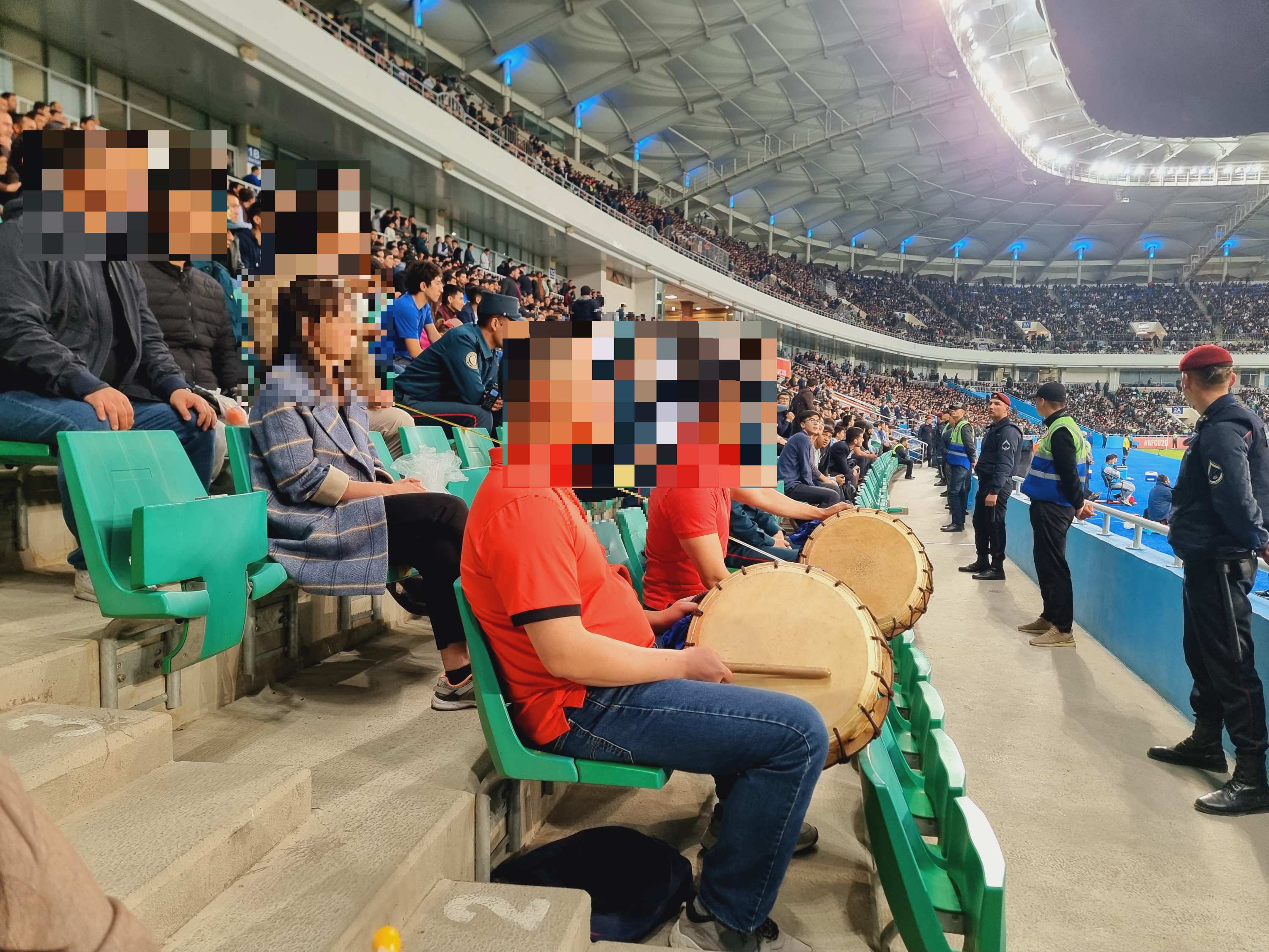 경기장 관람석 앞자리