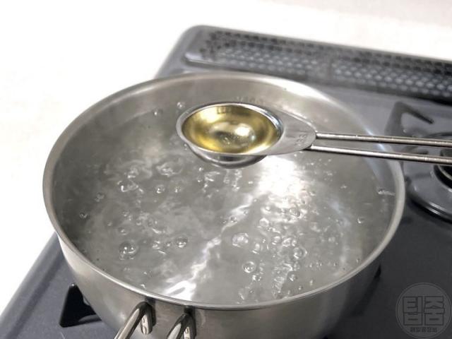 깨진 달걀 흰자 안터지게 삶는법 식초