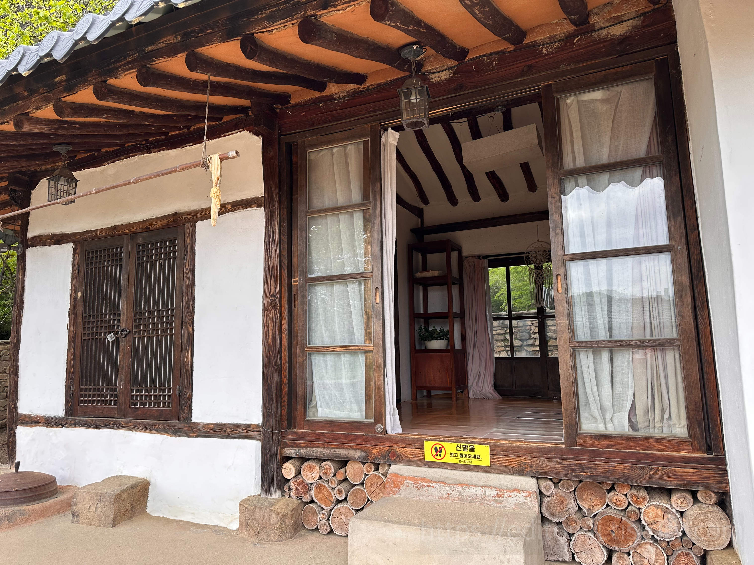 영화[리틀포레스트]촬영지의 집으로 들어가는 마루와 디딤돌