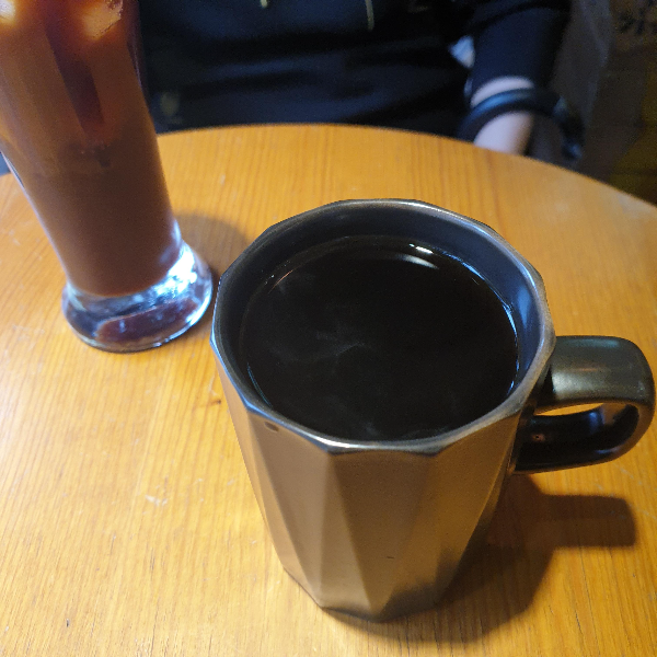 긴 유리컵에 든 아이스커피와 머그잔에 든 핫 커피