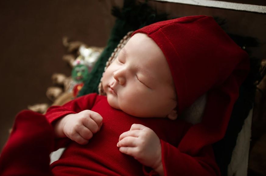 빨간색 옷을 입고 자고있는 아기