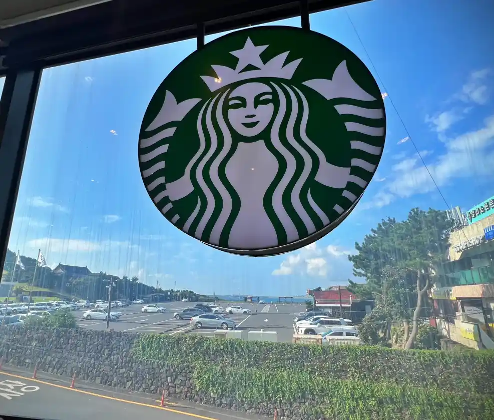 스타벅스 2층 매장에서 바라본 주차장 사진 입니다.