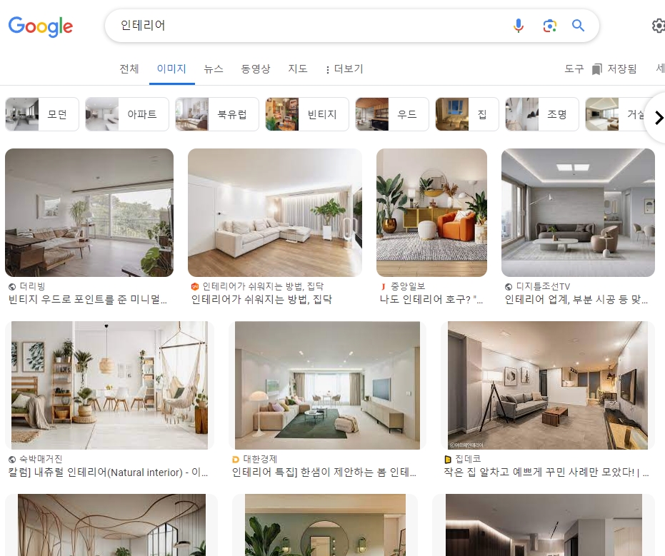 새 가구가 도착하는 날에 맞춰 이사하는 모습