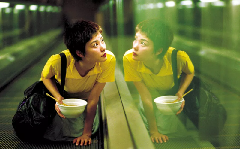 지하철 유리 쳐다보는 왕정문