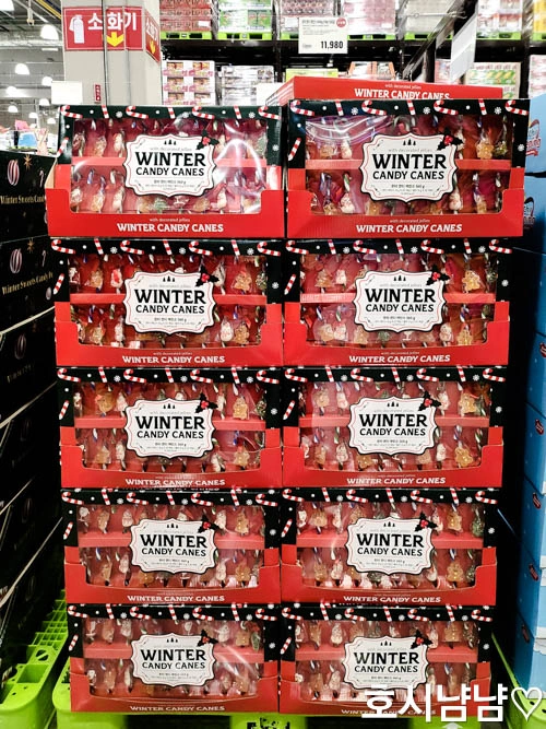 매장 진열대에 층층이 쌓여있는 윈터 캔디 케인스 제품 박스들.