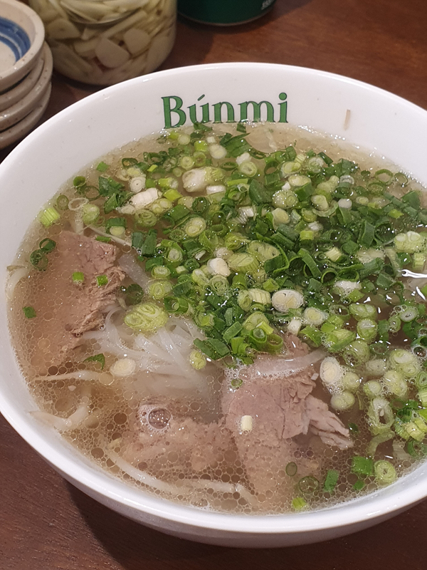 파와-고기가-듬뿍-올라간-쌀국수