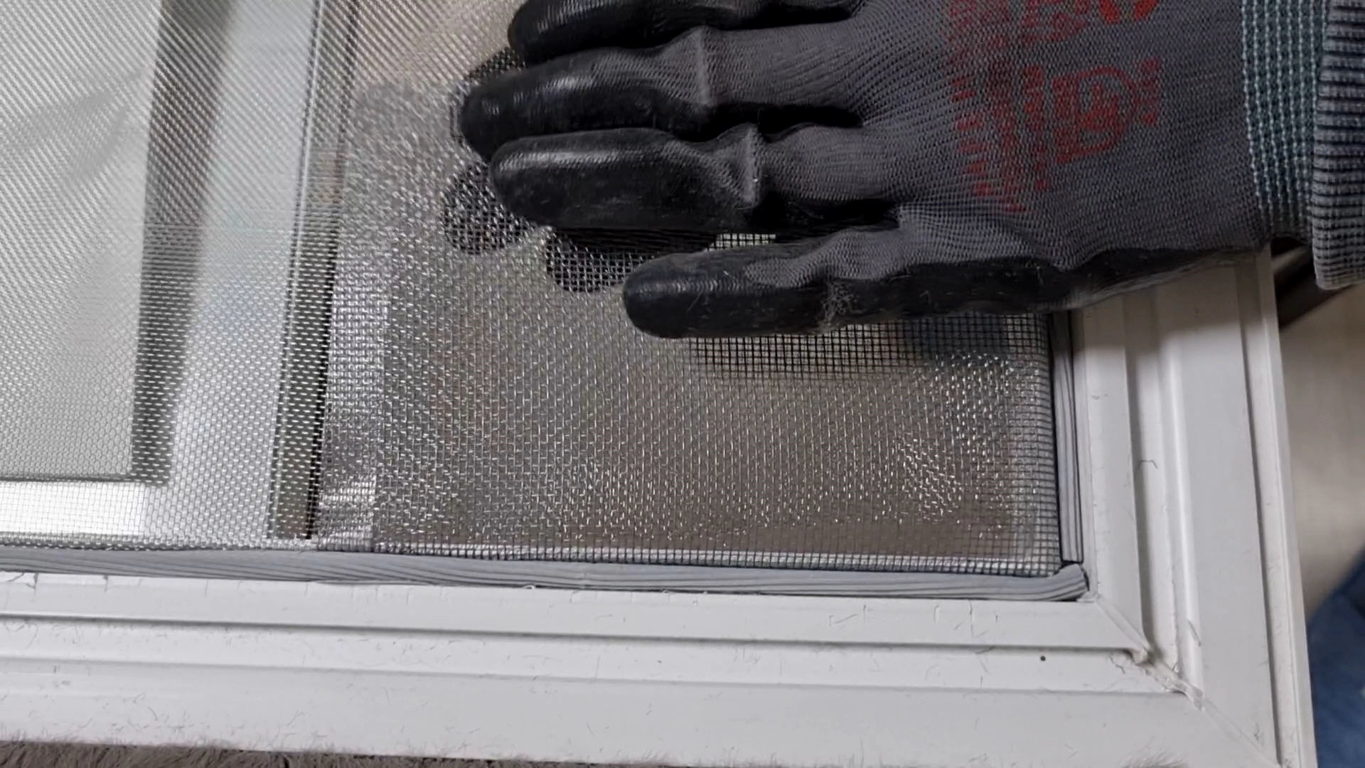 방충망 보수용 테이프 붙이는 모습