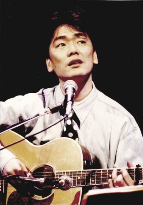 김광석이-기타를-치며-허공을-바라보는-사진