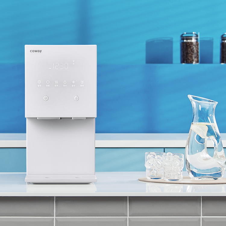 파란 바탕에 하얀색 정수기와 얼음이 담긴 컵 두개와 물병