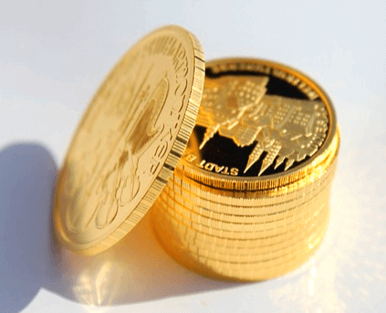 황금 동전들이 여러개 쌓여있다. 한 개는 옆으로 비스듬히 기대있다.