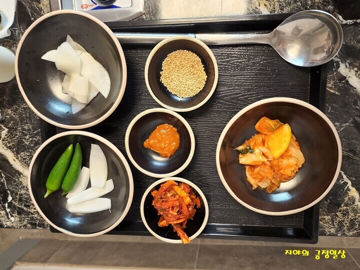 쟁반위에 있는 고추와 양파, 쌈장