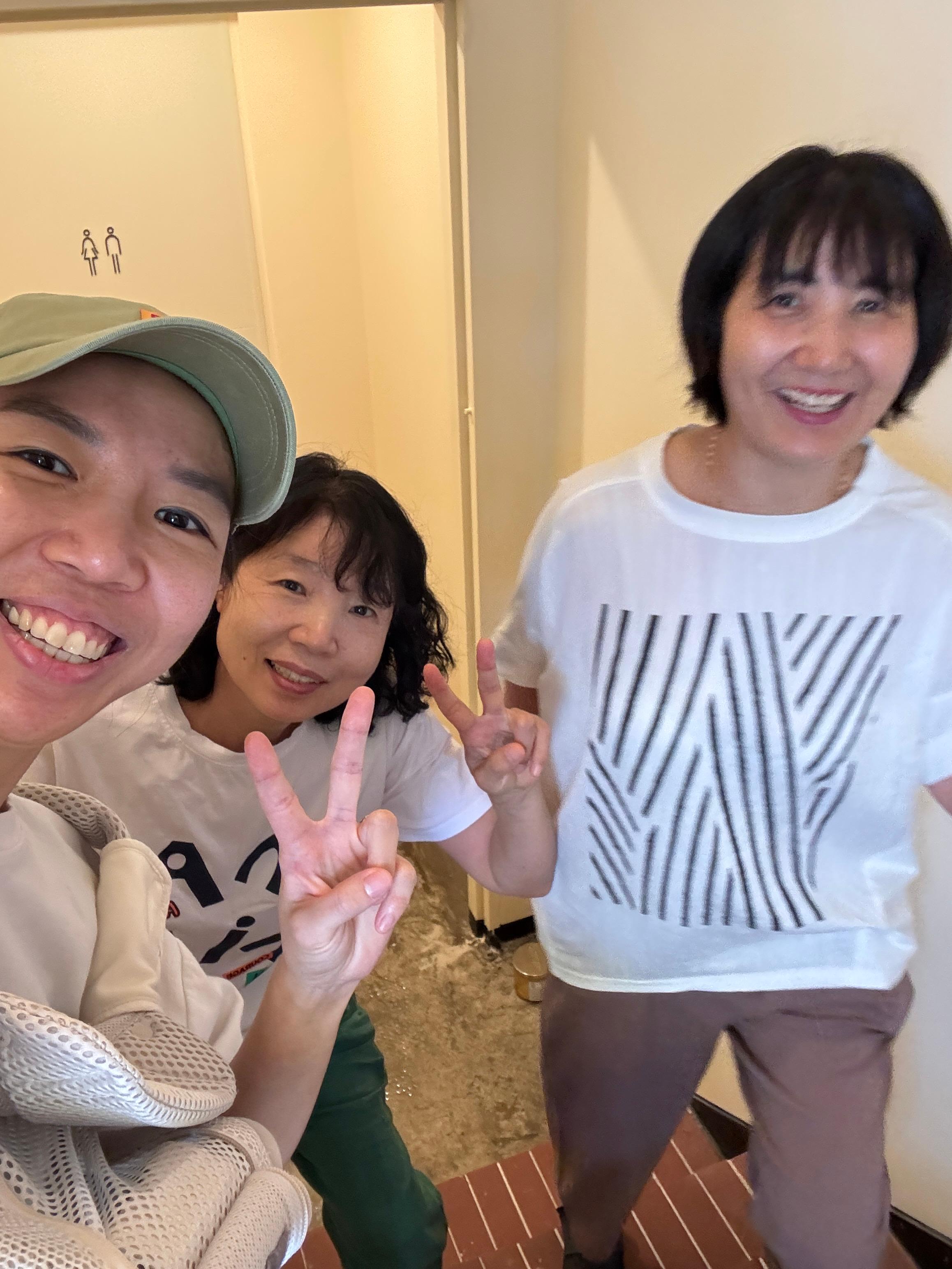 아기 어린이집 선생님들과 사진 촬영한 솔블리맘