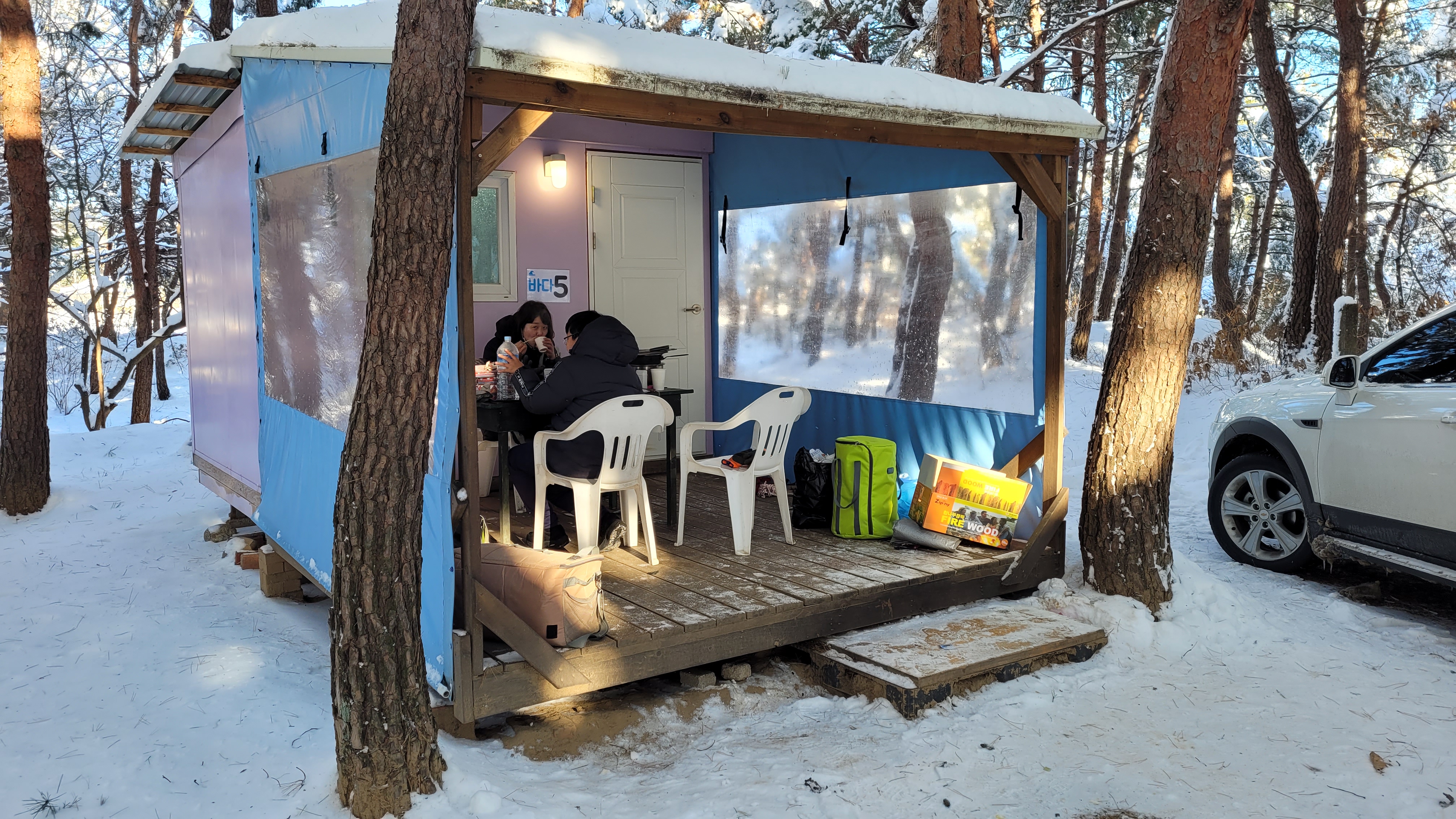 눈내린 방갈로와 가족들