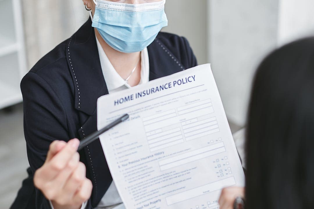 건강보험 관련 서류를 설명하는 보험상담원