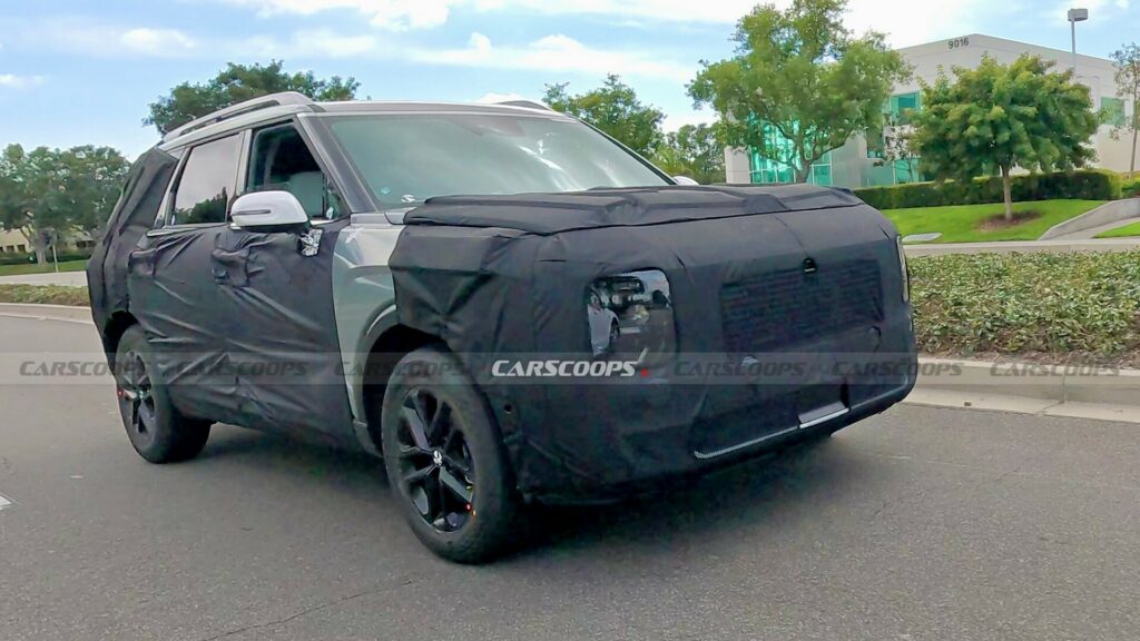 현대자동차가 내년 선보일 대형 SUV &#39;팰리세이드 풀체인지(LX3)&#39; 테스트카가 새롭게 포착됐다.