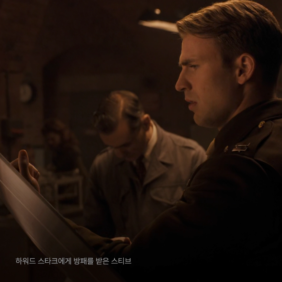 캡틴 아메리카 퍼스트 어벤져_하워드에게 방패를 받은 스티브