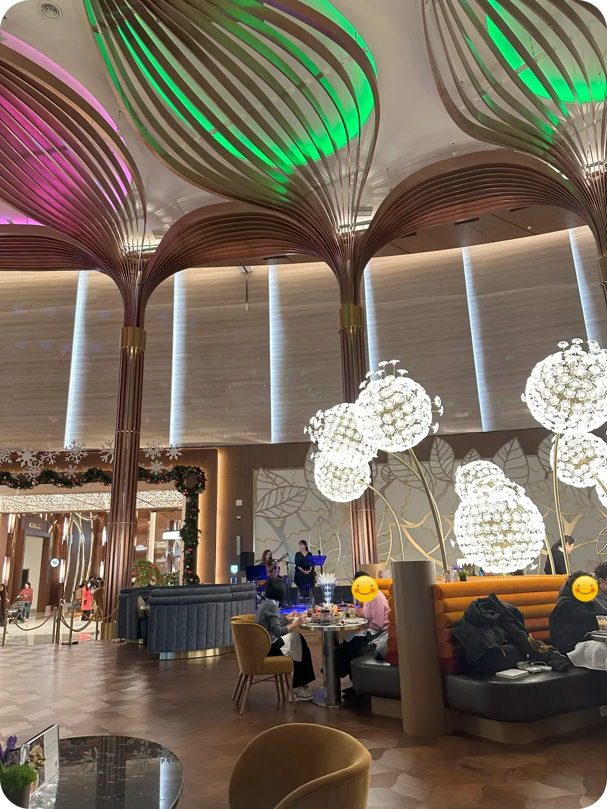 재즈 라이브 공연 중인 카페 실내