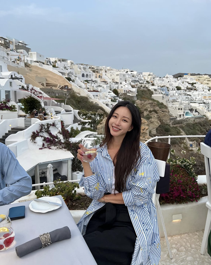 레스토랑에서 줄무늬 셔츠로 편안하면서도 세련된 휴양지룩을 연출한 한예슬