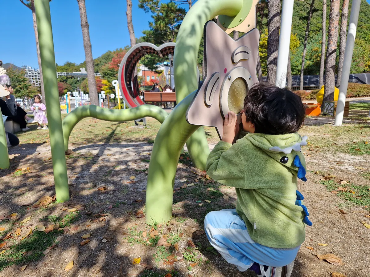 어린이박물관-야외놀이터에서-놀고있는-아이