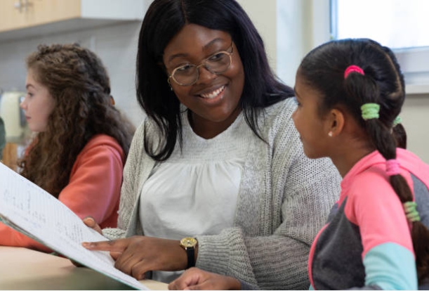 사회복지사 자격 취득 후 어린 아이를 돌보는 사진