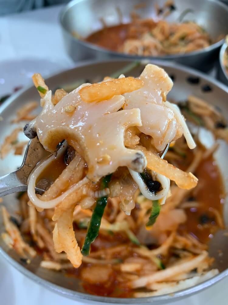 소면과 각종 해산물과 같이 뜬 숟가락