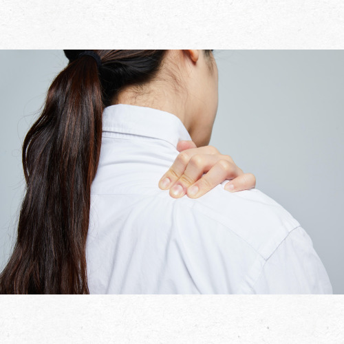 폼롤러로 승모근 마사지하는 모습