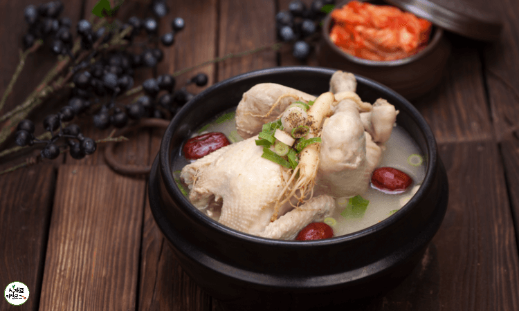 뚝배기그릇에-삼계탕이-담겨있다