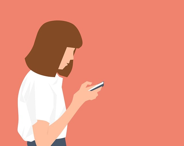 핸드폰 보는 사람