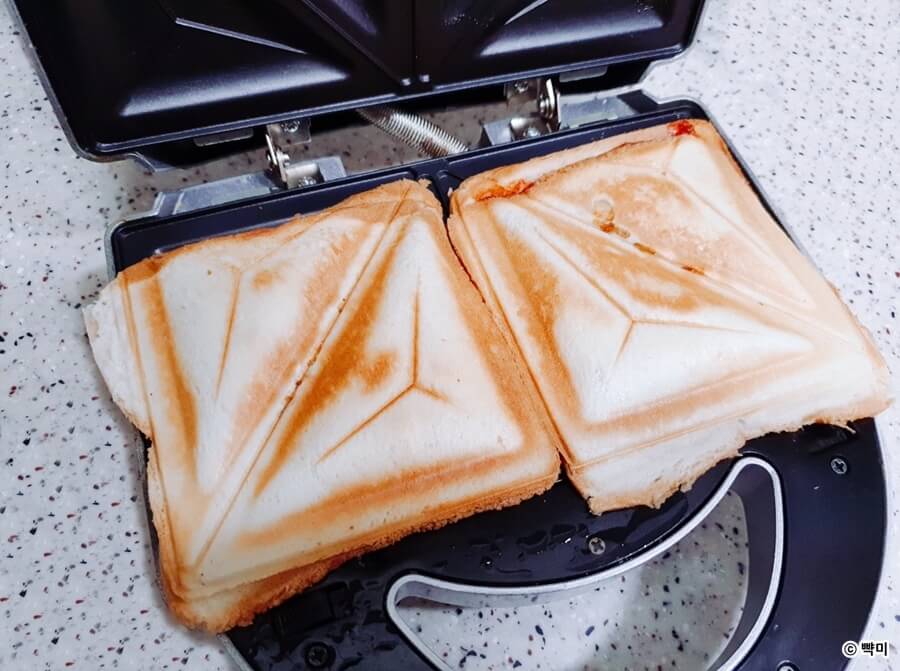 바삭하고 노릇하게 구워진 핫 샌드위치 만들기