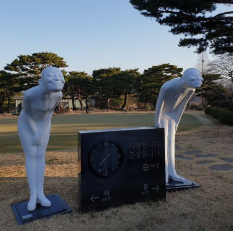 인사하는-동상