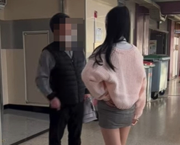 국내 한 고등학교에서 중년 남성 교사와 언쟁을 하는 여고생의 모습이 공개돼 논란이다. [사진=유튜브 숏츠 캡처]
