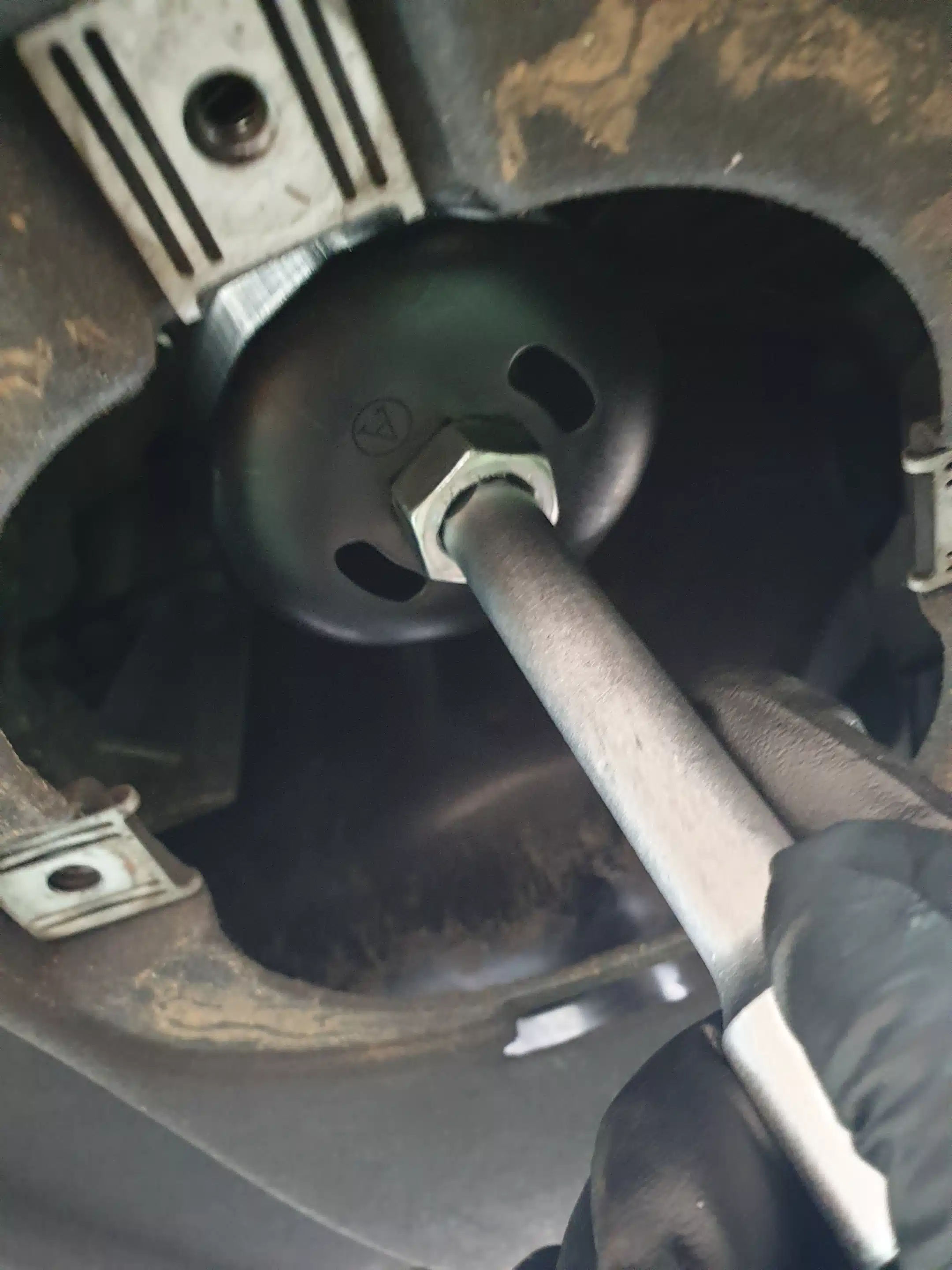 오일 필터 캡을 연결하여 오일 필터 제거