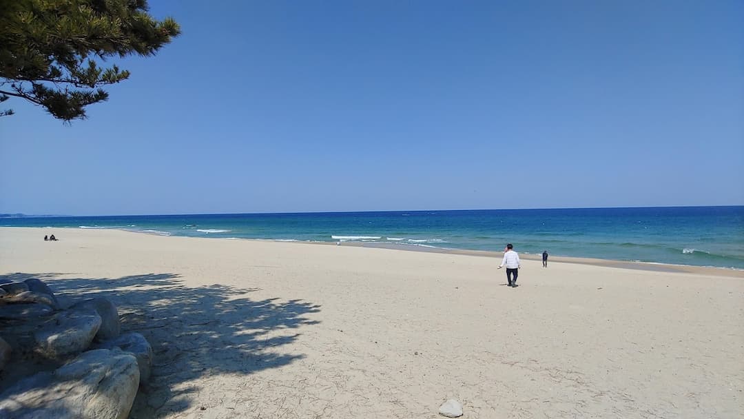 봄날 주문진해수욕장에서 바라본 동해 바다 풍경